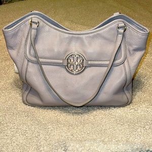TORY BURCH  AMANDA EASY TOTE Soft pebbled Leather Light Gray Like New Condition!